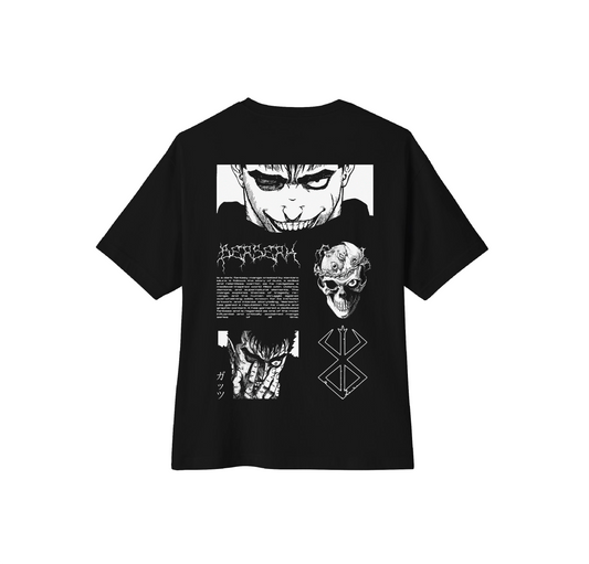 Camiseta oversize Berserk Guts blanco y negro